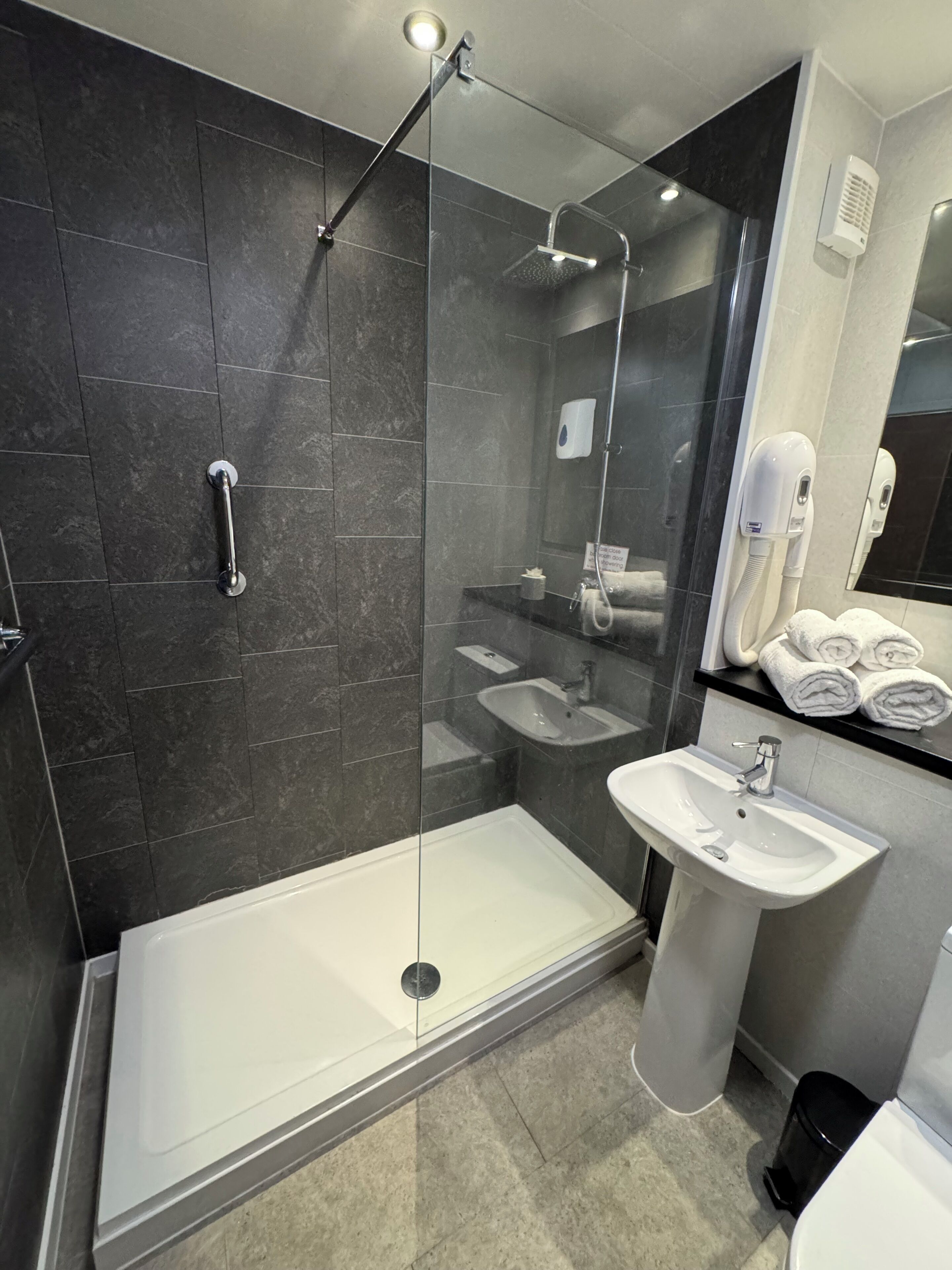 Standard Double Room | 1 bedroom, desk, iron/ironing board, free WiFi
