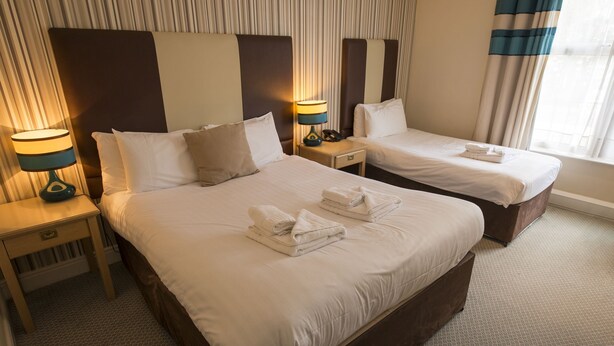 Standard Twin Room | 1 bedroom, desk, iron/ironing board, WiFi (free) - Northallerton Motel (Northallerton)