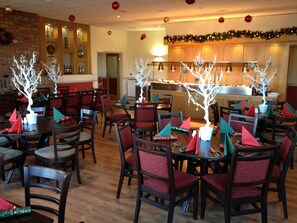 供应早餐、午餐和晚餐，英国菜