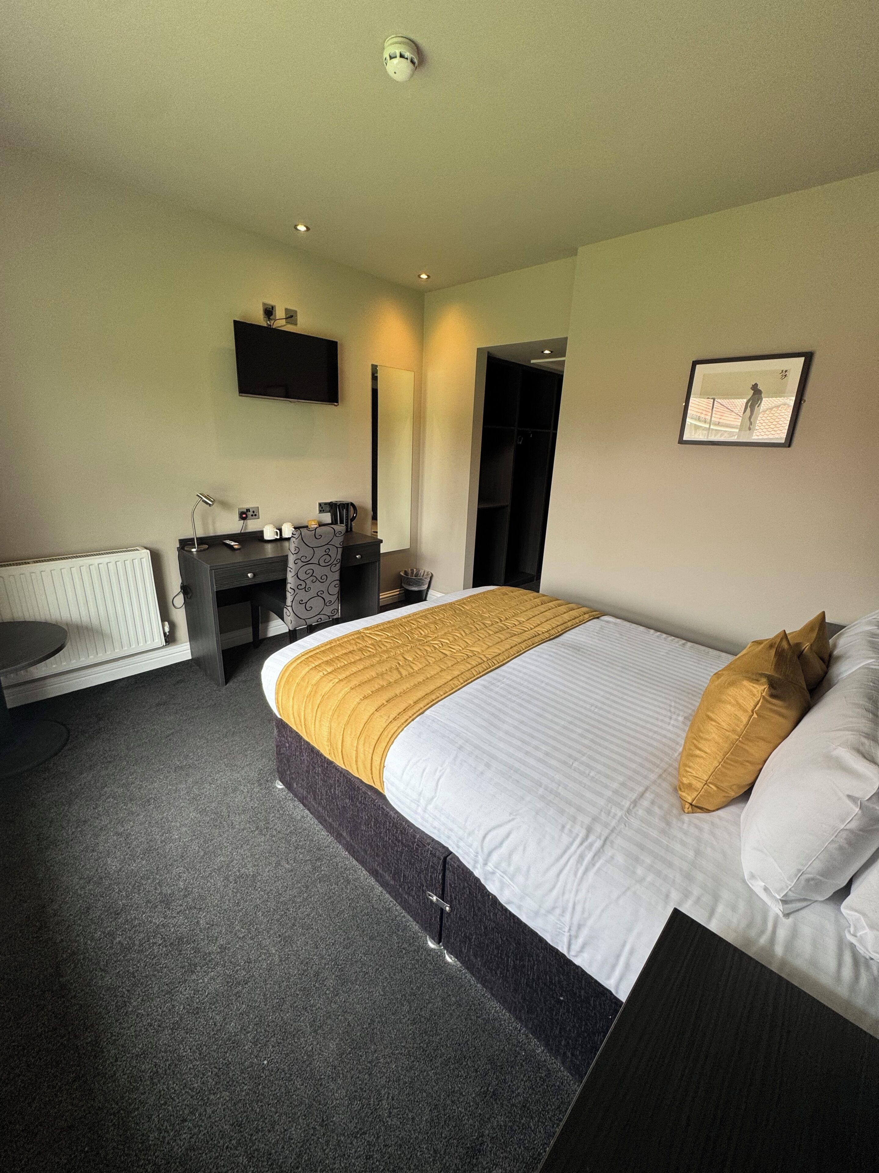 Standard Double Room | 1 bedroom, desk, iron/ironing board, free WiFi