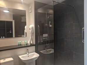 Superior Double Room | Bathroom | Free toiletries, hair dryer, towels - Northallerton Motel (Northallerton)