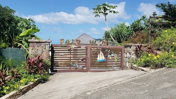 Pintu masuk properti