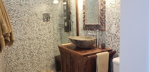 Deluxe-Villa, 4 Schlafzimmer, eigener Pool, eingeschränkter Meerblick | Badezimmer