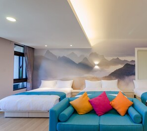 Individually decorated, desk, blackout drapes, rollaway beds - Rainbow House (Ji'an)