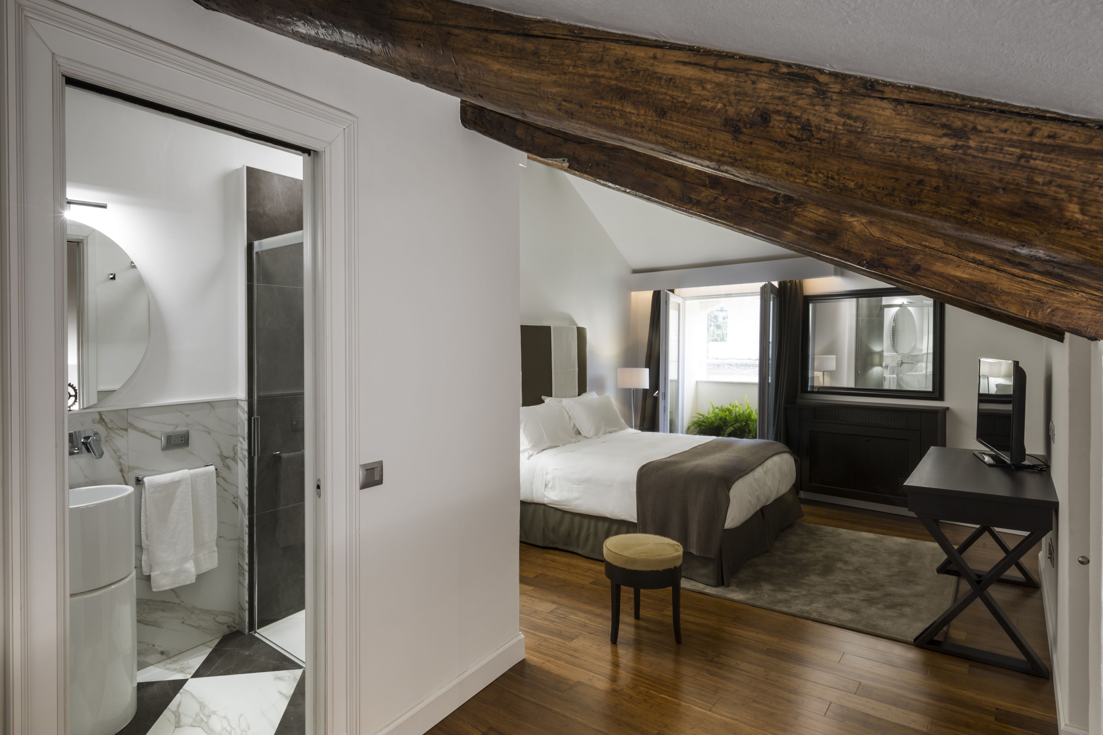 luxury double room, 1 king bed | minibar, in-room safe, individually furnished, desk