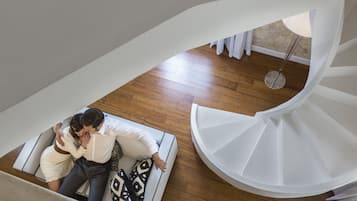 Executive suite, hot tub (Fanny - Private Spa- Sauna) | Een minibar, een kluis op de kamer, individueel gedecoreerd