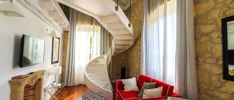 Suite, Hot Tub | Minibar, in-room safe, individually furnished, desk