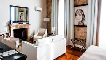Suite junior | Minibar, caja fuerte, mobiliario individual y escritorio