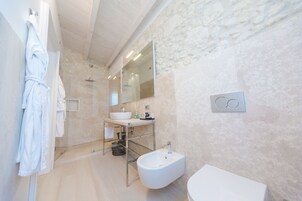 Artículos de tocador gratuitos, secador de pelo, pantuflas, bidet