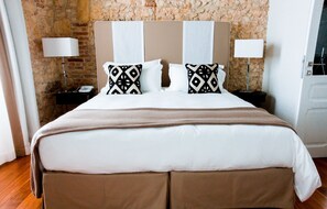 Minibar, in-room safe, individually decorated, individually furnished - Hotel Villa Fanny (Cagliari)