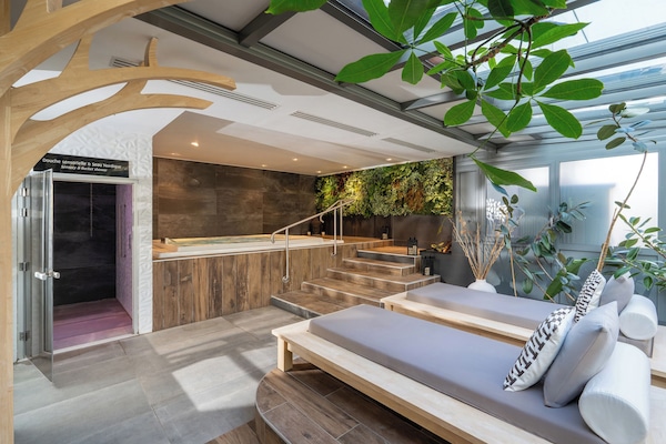 Indoor spa tub