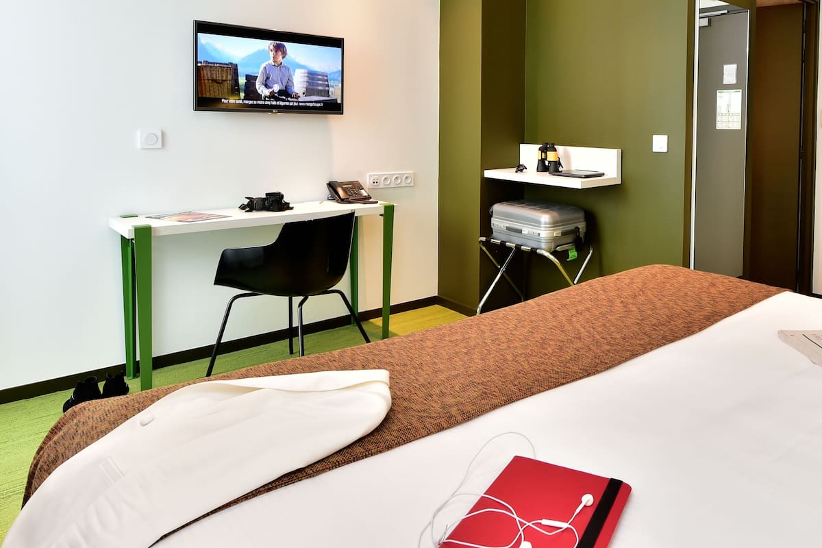 Caja de seguridad en la habitación y cortinas blackout