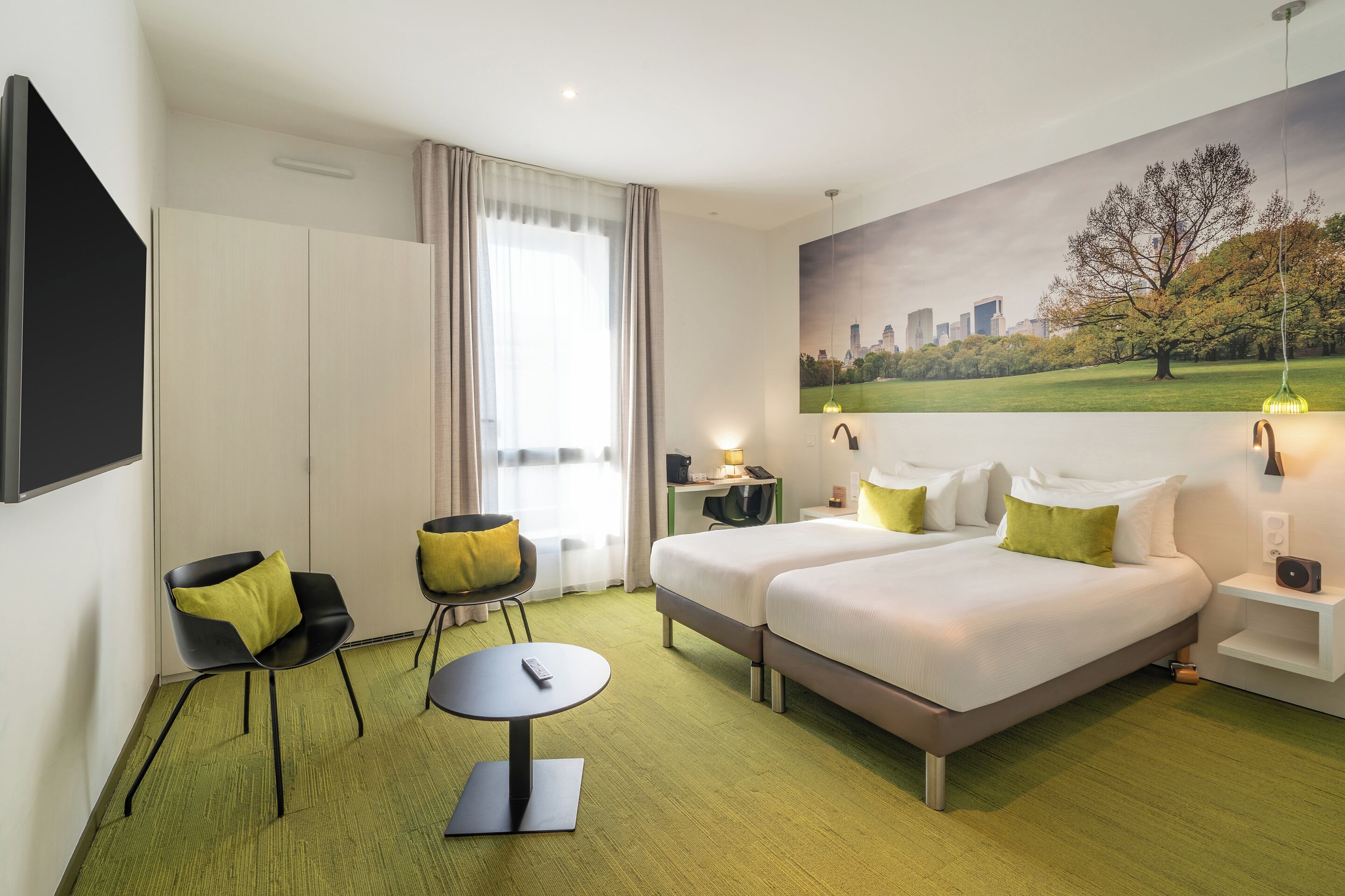 Värdeförvaringsskåp på rummet, mörkläggningsgardiner och ljudisolering