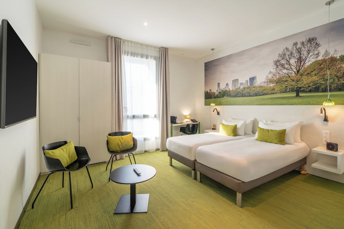 Värdeförvaringsskåp på rummet, mörkläggningsgardiner och ljudisolering