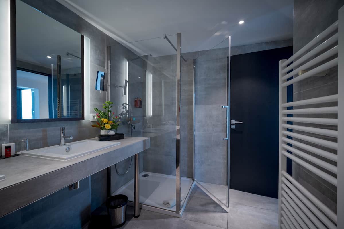 deluxe suite, terrace | bathroom | towels