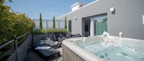 Suite, Terrasse avec Bain Bouillonnant | Bain à remous privé