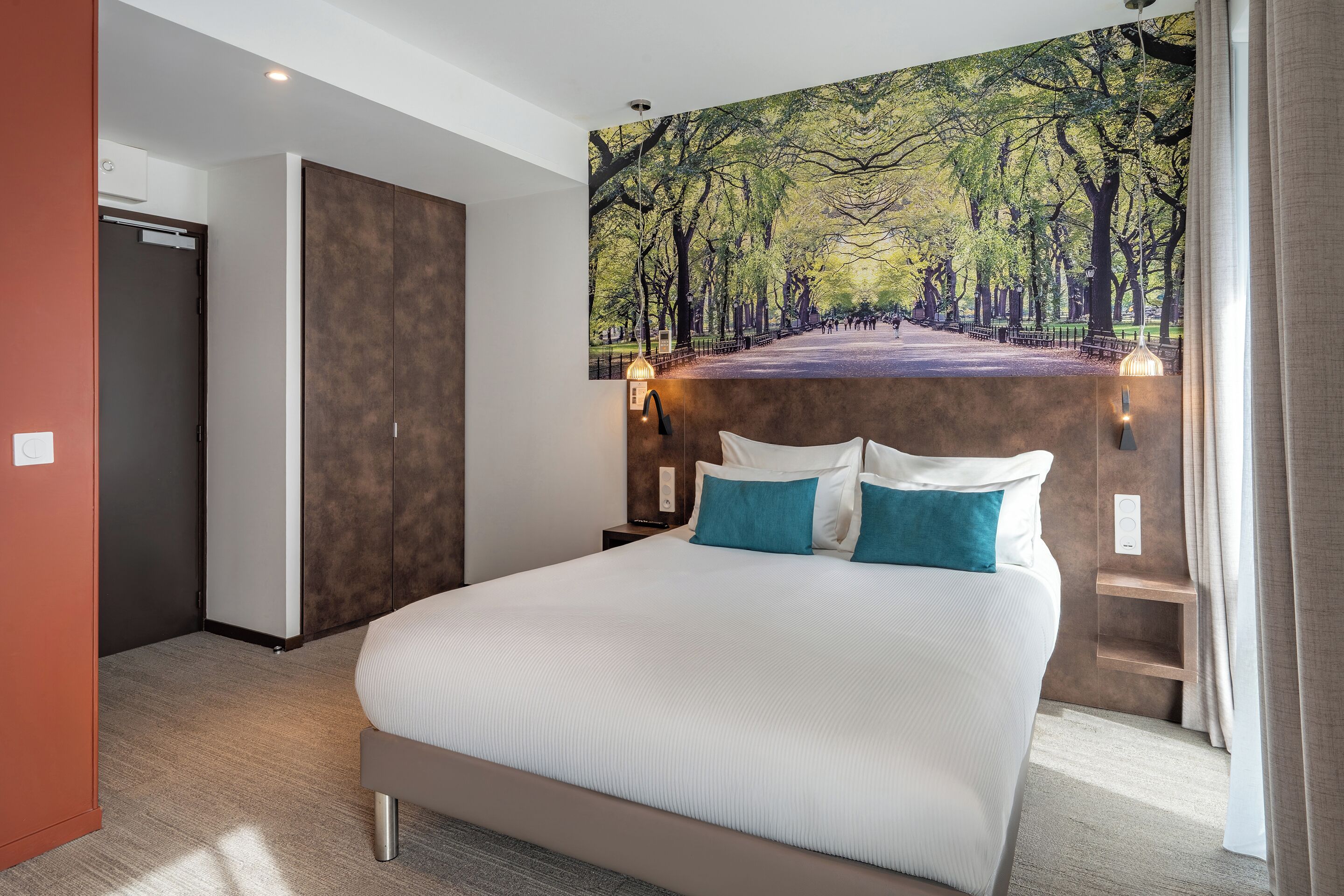 Värdeförvaringsskåp på rummet, mörkläggningsgardiner och ljudisolering