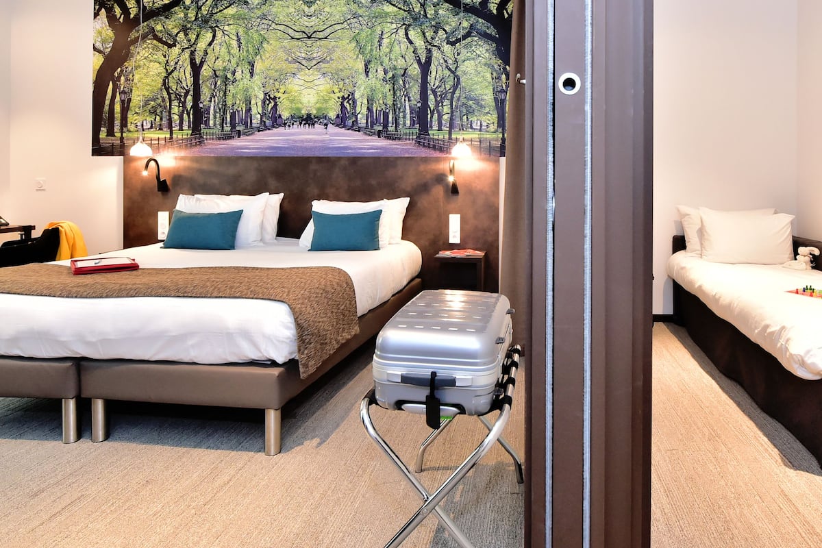 Caja de seguridad en la habitación y cortinas blackout