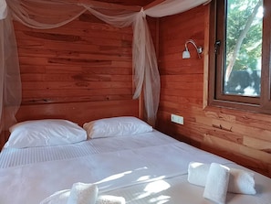 Habitación Confort (Lavanta) | Ropa de cama de alta calidad y tabla de planchar con plancha 