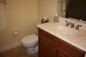 Luxury Apartment, 2 Bedrooms, Non Smoking, Beach View | Bathroom