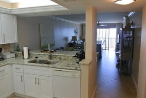 Luxury Apartment, 2 Bedrooms, Non Smoking, Beach View | Private kitchen