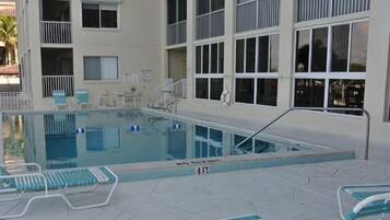 Hồ bơi ngoài trời