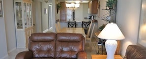 Luxury-Apartment, 2 Schlafzimmer, Nichtraucher, Strandblick | Wohnbereich
