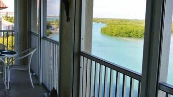 Apartemen Mewah, 2 kamar tidur, Bebas Asap Rokok, pemandangan pantai | Balkon