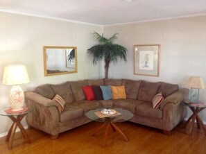 Appartamento Luxury, 2 camere da letto, non fumatori, vista spiaggia | Soggiorno | Lettore DVD