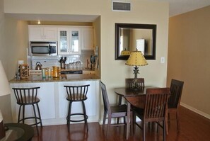 ラグジュアリー アパートメント 1 ベッドルーム 禁煙 ビーチビュー | 客室内のダイニングエリア