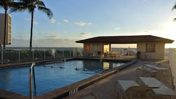 Hồ bơi ngoài trời