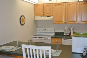 Apartamento Luxo, 2 quartos, Para não fumantes, Vista para a praia | Cozinha privada | Geladeira, micro-ondas, cafeteira/chaleira