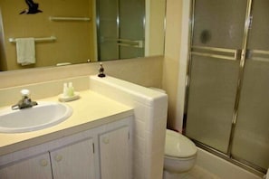 Luxury Apartment, 2 Bedrooms, Non Smoking, Beach View | Bathroom | Combined shower/tub