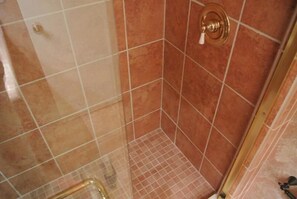 Luxus-Stadtwohnung, 2 Schlafzimmer, Nichtraucher, Strandblick | Dusche im Bad