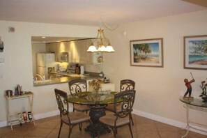 Casa geminada superluxo, 2 quartos, para não fumantes, vista para a praia | Opções para refeição no quarto