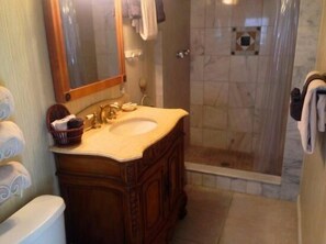 Luxury Apartment, 1 Bedroom, Non Smoking, Beach View | Bathroom | Combined shower/bathtub - Gulf Breeze Wkly (Fort Myers Beach)