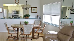 Appartement luxueux, 2 chambres, non-fumeur, vue sur la plage | Aire de séjour