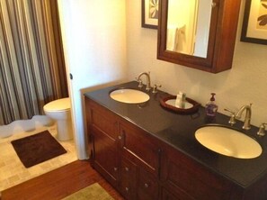 Luxury Apartment, 2 Bedrooms, Non Smoking, Beach View | Bathroom