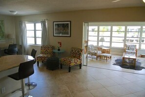 Apartemen Mewah, 3 kamar tidur, Bebas Asap Rokok, pemandangan pantai | Ruang keluarga | Pemutar DVD