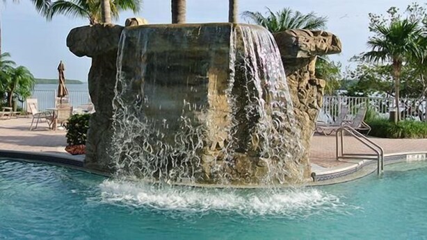 Poolwasserfall