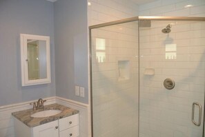 Luxury-Apartment, 3 Schlafzimmer, Nichtraucher, Strandblick | Badezimmer | Duschwanne