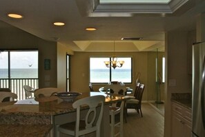 Appartement luxueux, 3 chambres, non-fumeur, vue sur la plage | Repas dans la chambre