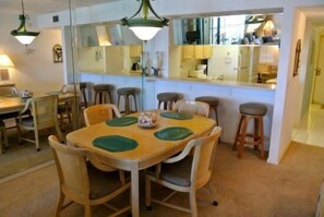 Ruokailu omassa huoneessa