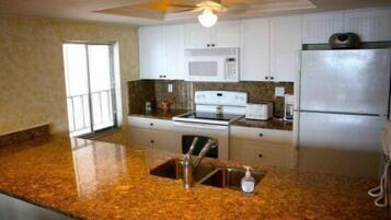 Apartemen Mewah, 2 kamar tidur, Bebas Asap Rokok, pemandangan pantai | Dapur pribadi | Lemari es, microwave, oven, dan kompor