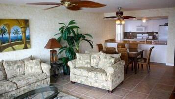 Căn hộ Cao cấp, 2 phòng ngủ, không hút thuốc, quang cảnh bãi biển | Khu phòng khách