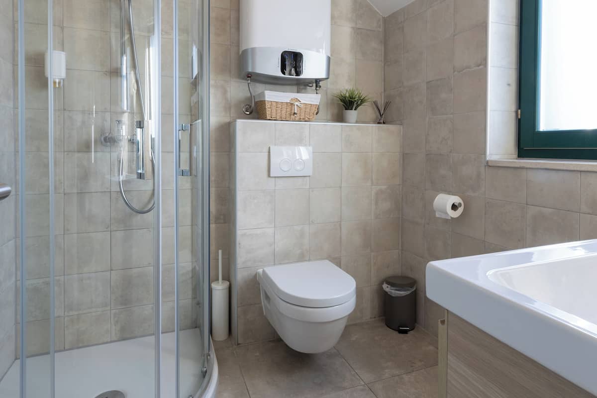 Shower, perlengkapan mandi gratis, pengering rambut, dan handuk