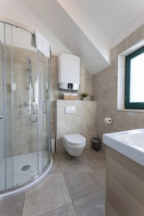 Shower, free toiletries, hair dryer, towels - Apartments Korta (Split)