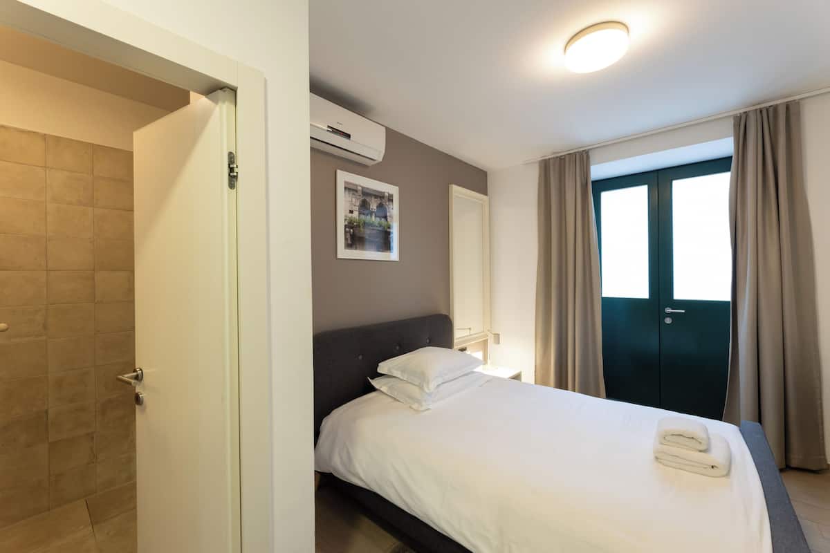 Kamar Single, patio, area halaman | Seprai premium, selimut bulu angsa, bantalan ekstra lembut, dan brankas