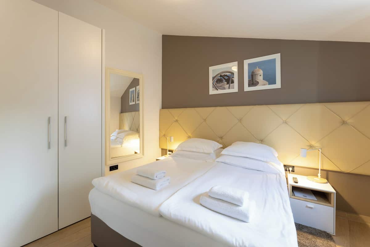 Dupleks Deluks, teras, pemandangan kota | Seprai premium, selimut bulu angsa, bantalan ekstra lembut, dan brankas