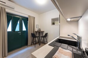 Estudio, patio, en el área del patio | Ropa de cama de alta calidad, edredón y camas con pillow-top